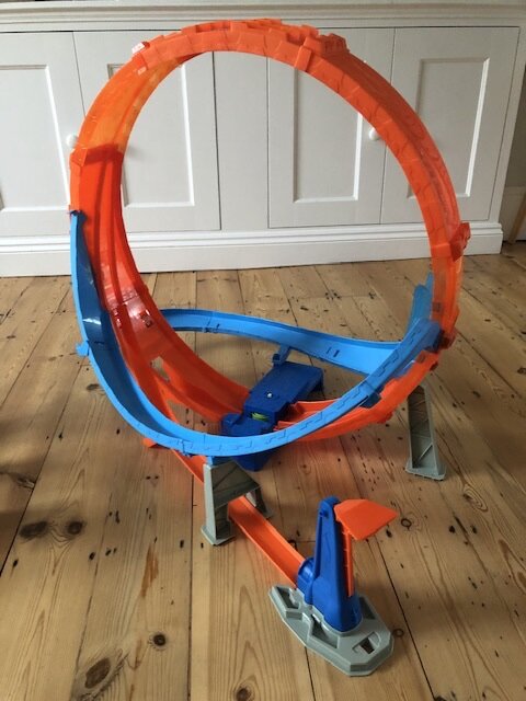 Hot Wheels Massive Loop Mayhem Track Set with Huge 28-Inch Tall